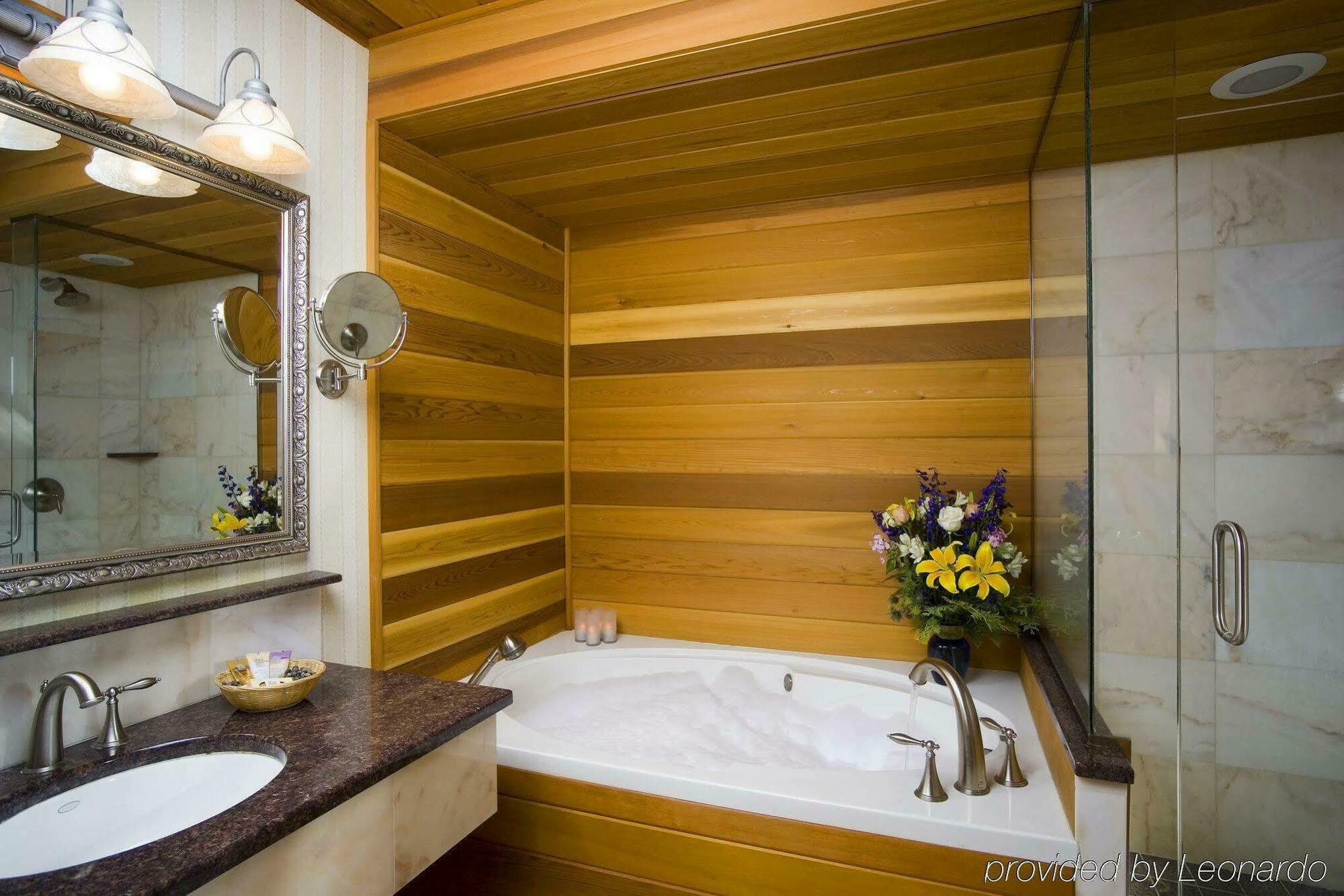 Golden Arrow Lakeside Resort Lake Placid Rum bild
